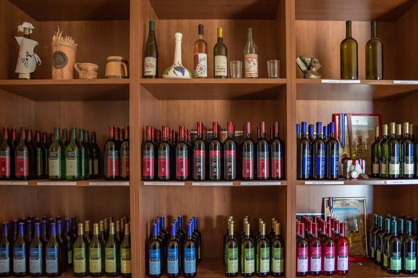 Vina otoka Paga — police